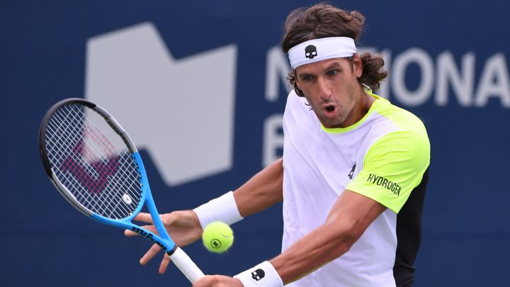 Feliciano López devuelve una bola durante su partido ante Yoshihito Nishioka en la previa del National Bank Open de Toronto, el Masters 1.000 de Canadá.