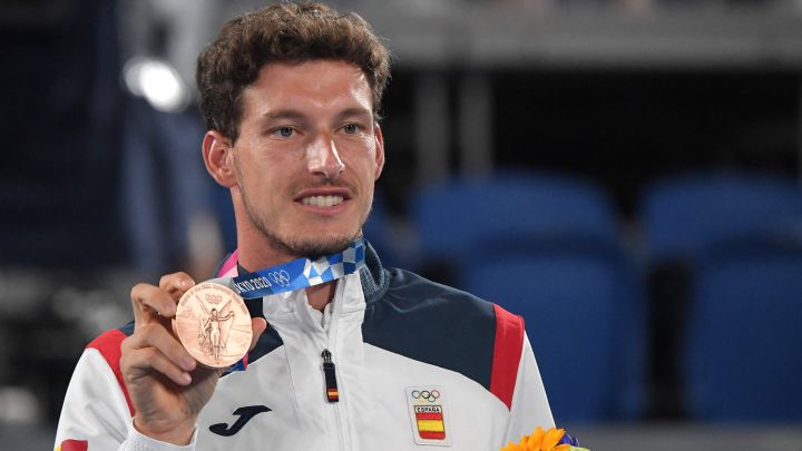 El tenista español Pablo Carreño posa con la medalla de bronce en tenis individual masculino de los Juegos Olímpicos de Tokio.
