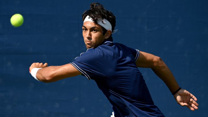 Daniel Rincon returns a shot during a Junior Boys' Singles semifinal match at the 2021 US Open, Friday, Sep. 10, 2021 in Flushing, NY. (Andrew Ong/USTA)