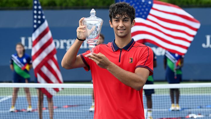 2021 US Open Junior Boys' Singles Champion Daniel Rincon holds up the championship trophy at the 2021 US Open, Saturday, Sep. 11, 2021 in Flushing, NY. (Andrew Ong/USTA)