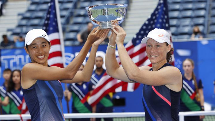 New York (United States), 12/09/2021.- Samantha Stosur of Australia (R) and Shuai Zhang of China (L) celebrate with the championship trophy after defeating Coco Gauff of the US and Catherine McNally of the US during the women's doubles final match on the fourteenth day of the US Open Tennis Championships at the USTA National Tennis Center in Flushing Meadows, New York, USA, 12 September 2021. The US Open runs from 30 August through 12 September. (Tenis, Abierto, Estados Unidos, Nueva York) EFE/EPA/JOHN G. MABANGLO