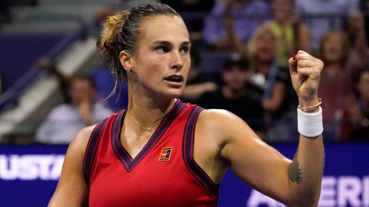 Aryna Sabalenja celebra un punto contra Leylah Fernández en el US Open 2021.