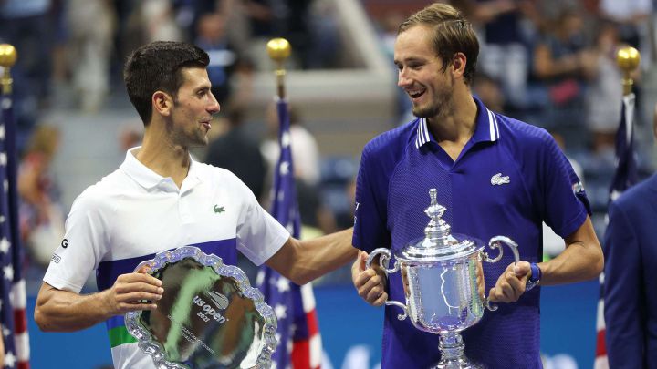 Novak Djokovic y Daniil Medvedev posan con los trofeos de subcampeón y campeón del US Open 2021 respectivamente tras la final disputada en el USTA Billie Jean King National Tennis Center de Nueva York.