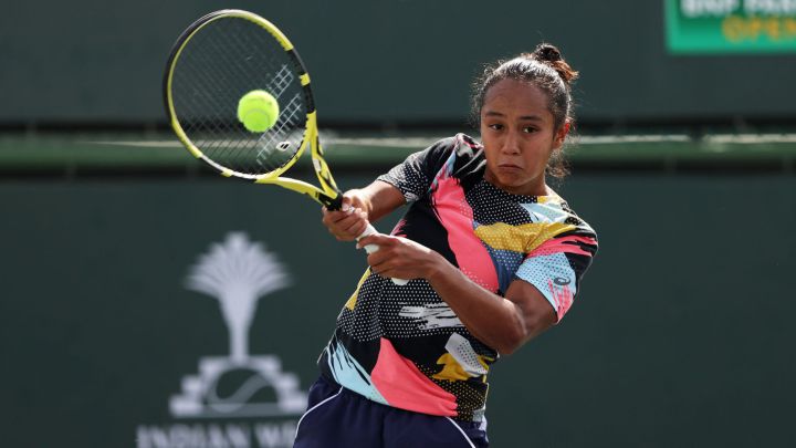 La tenista canadiense Leylah Fernandez, durante un entrenamiento previo al BNP Paribas Open de Indian Wells.