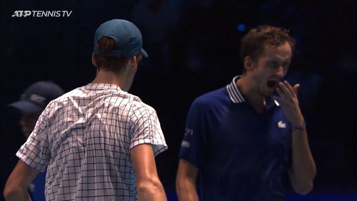 Medvedev se aburre y se enfada, pero gana igualmente a Sinner