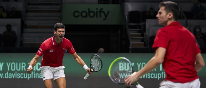 Djokovic mete a Serbia en semifinales con dos victorias