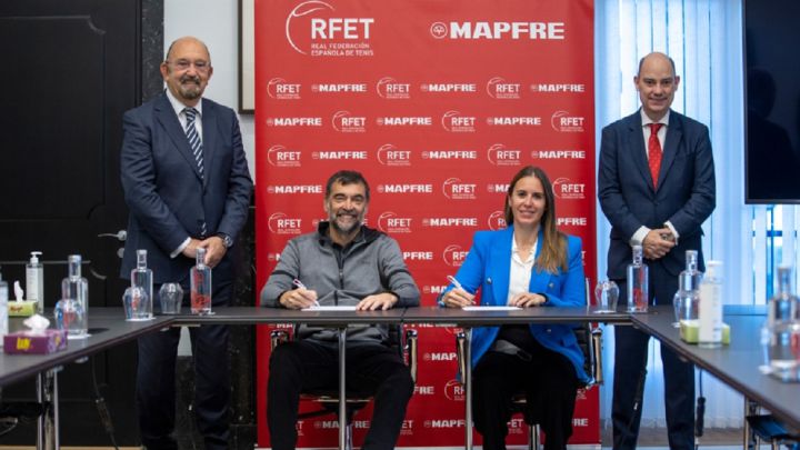 Los capitanes de los equipos de España de Copa Davis y Billie Jean King Cup, Sergi Bruguera y Anabel Medina, posan junto al presidente de la RFET Miguel Díaz durante el acto de renovación de sus contratos.