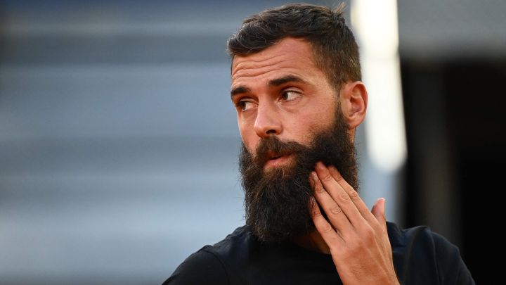 El tenista francés Benoit Paire, durante un descanso en su partido ante Stefanos Tsitsipas del Mutua Madrid Open 2021.
