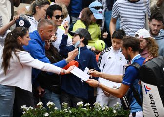 Medvedev cumple, Tsitsipas sufre y Tsonga se despide