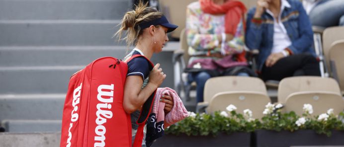 Tennis - French Open - Roland Garros, Paris, France - May 28, 2022 Spain's Paula Badosa leaves the court after retiring injured from her third round match against Russia's Veronika Kudermetova REUTERS/Yves Herman