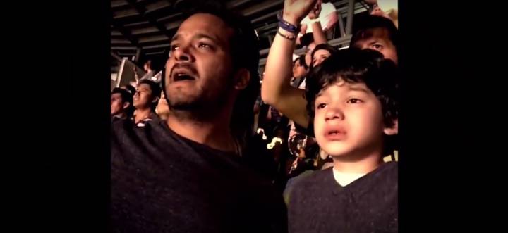 niño autista emocionado con Coldplay