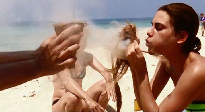 Supervivientes: Carla Barber hace fuego con un preservativo