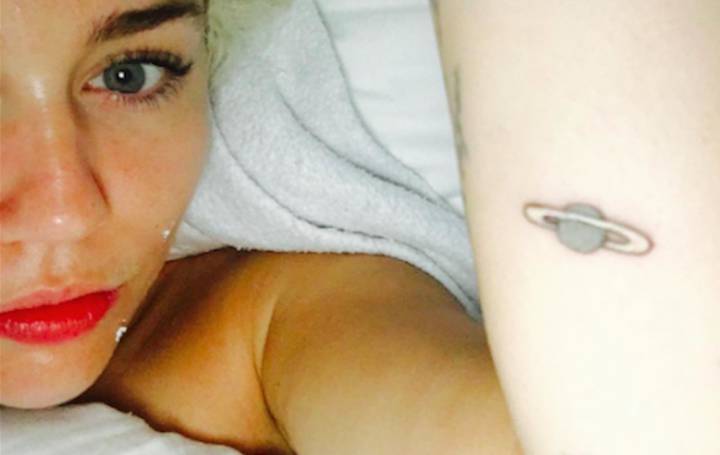 Miley Cyrus se tatúa Saturno creyendo que es Júpiter