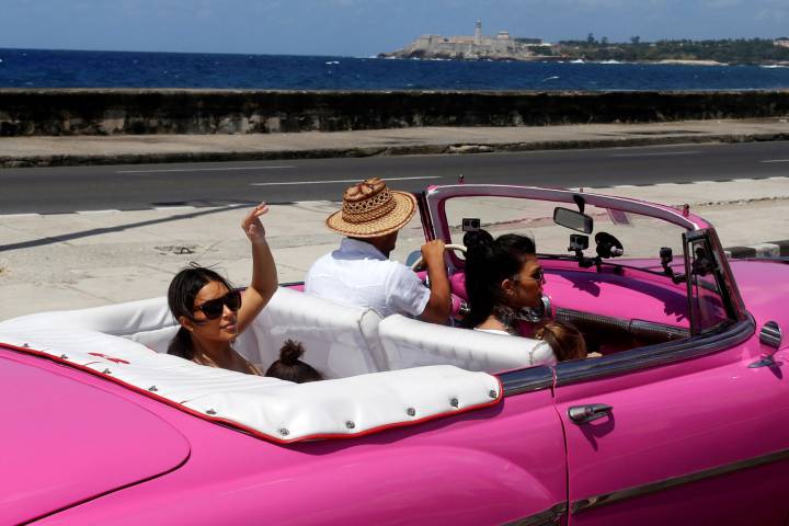 Las Kardashian se quejan de la mala conexión a internet en Cuba