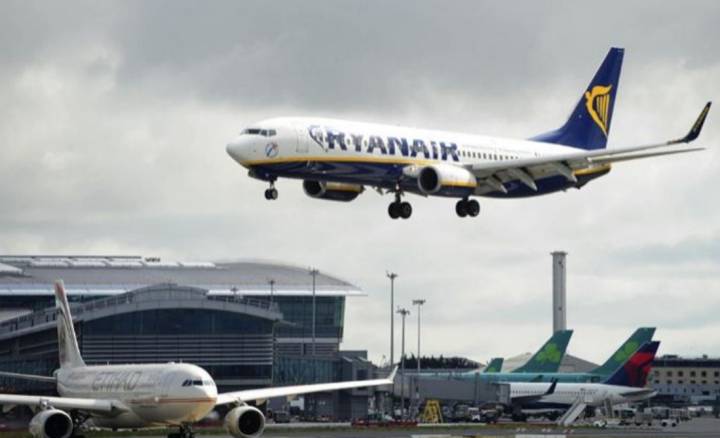 Amenaza con estallar una bomba en un vuelo si no le traen una cerveza
