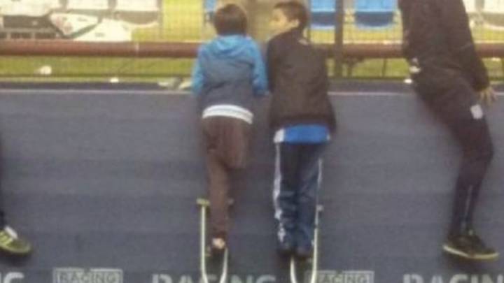 Un niño le presta la muleta a su amigo para ver a Milito