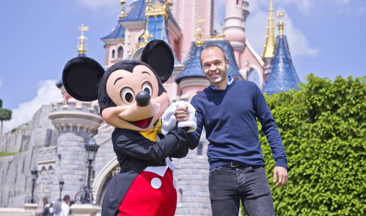 Iniesta celebra el doblete del Barça con Mickey Mouse