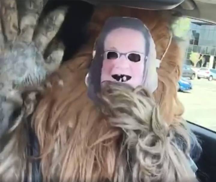 Chewbacca responde así a la mujer que se puso su máscara