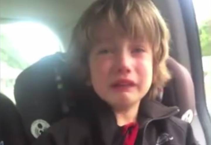 Un niño llora desconsolado en su defensa por la naturaleza