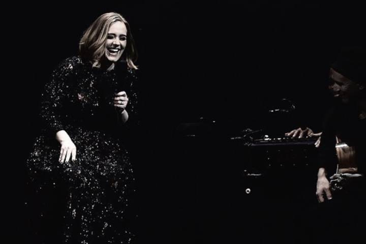 Adele y su momento Spice Girl en pleno concierto