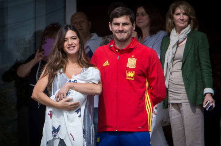 Sara Carbonero, Iker Casillas y su recién nacido hijo Lucas abandonando el Hospital Ruber de Madrid.