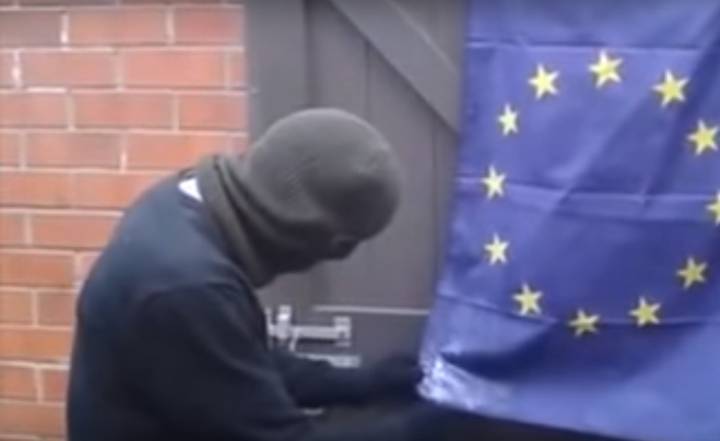 Un manifestante británico intenta quemar (sin mucho éxito) la bandera de la UE