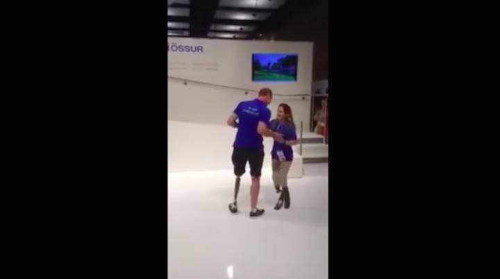 Una pareja de bailarines conmueve a las redes sociales