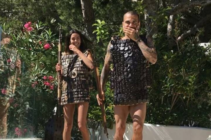 Dani Alves, a lo 'aborígen' en sus divertidas vacaciones