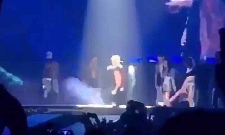 Justin Bieber vuelve a caerse en el escenario por ‘graciosillo’