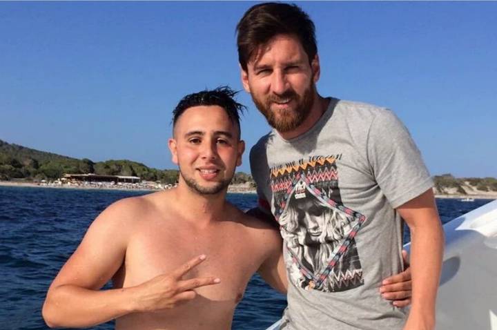 La calurosa bienvenida de Messi a Suli, el joven que nadó hasta su yate