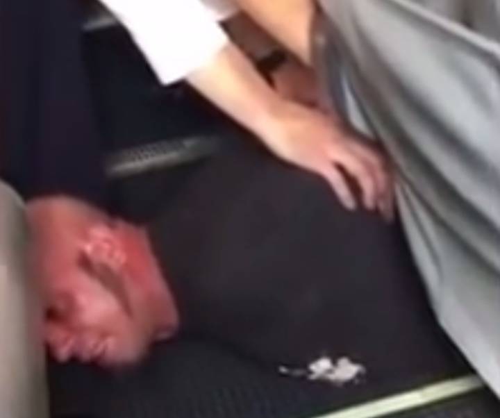 Un piloto reduce a un pasajero ebrio después de agredir a dos azafatas