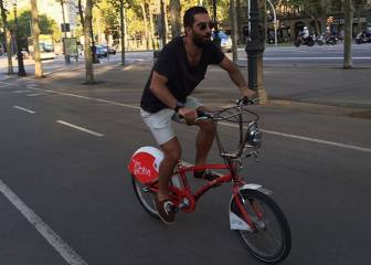 Arda Turam se mueve en ‘Bicing’ por Barcelona