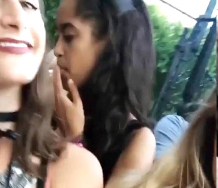 Graban a la hija mayor de Obama fumando marihuana