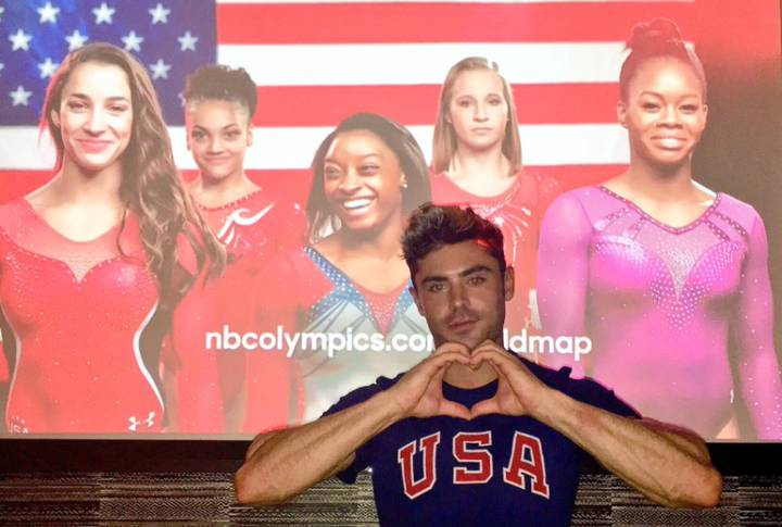 Simone Biles y Zac Efron coquetean en Twitter