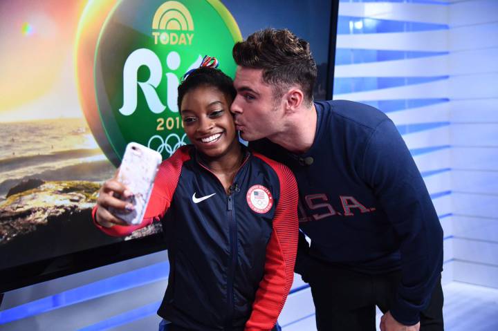 Zack Efron besa a Simon Biles para felicitarla por los JJOO
