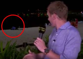Así explica un periodista cómo una pareja tiene sexo detras de él