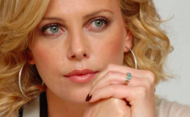 Charlize Theron, criticada por dejar que su hijo use vestido y peluca