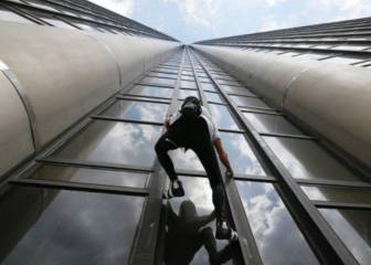 El Spiderman francés escala sin arnés un edificio de 185 metros