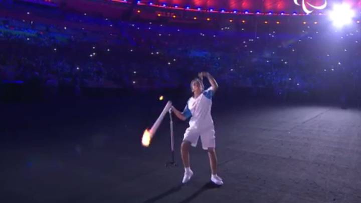 Marcia Malsar cae con la antorcha y refleja el espíritu de los paralímpicos