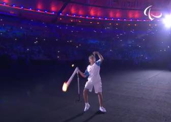 Marcia Malsar cae con la antorcha y refleja el espíritu de los paralímpicos