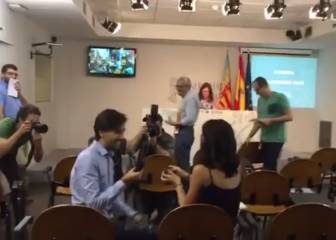 Pide matrimonio a su novia en la rueda de prensa de Mónica Oltra