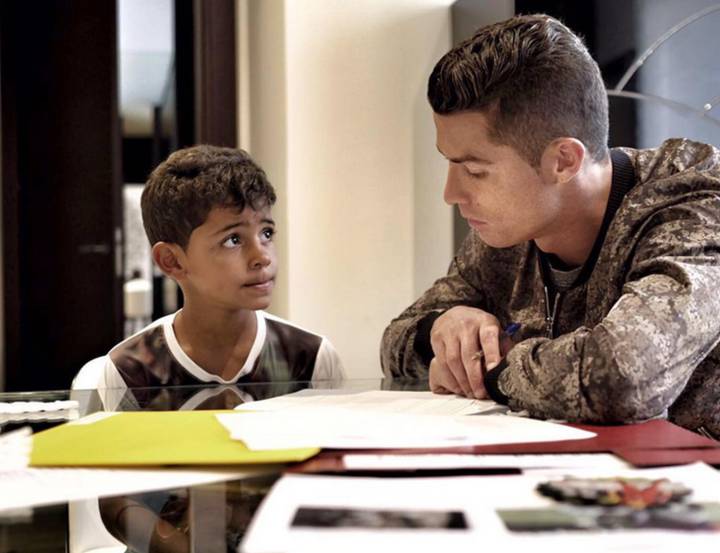 Cristiano Ronaldo muestra su faceta más paternal en Instagram
