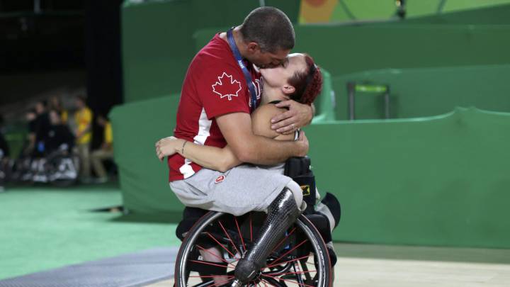 El apasionado beso de dos deportistas paralímpicos que conmueve al mundo