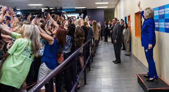 La foto viral de Hillary Clinton que resume el mundo actual