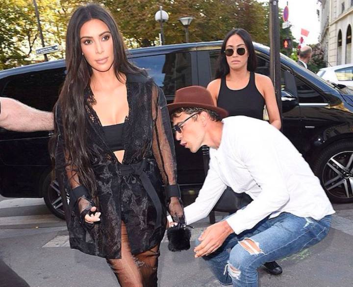 Un reportero besa el trasero de Kim Kardashian