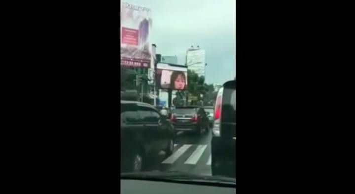 Proyectan un vídeo “porno” en una pantalla publicitaria en plena calle