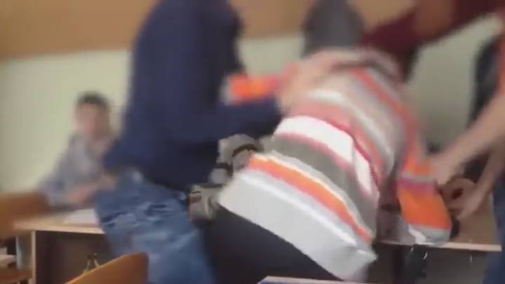 Estos estudiantes salvan a su profesor de una paliza