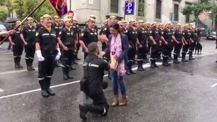 Un militar pide la mano a su novia en el desfile del 12-O
