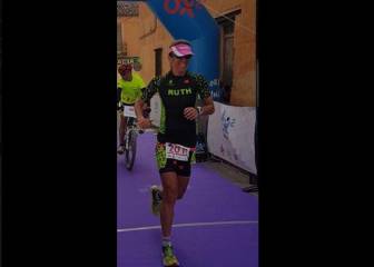 Se cuela en la recta final de un triatlón y le arrebata la cinta a la ganadora