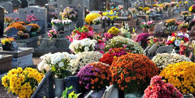 Un cementerio 'coronado' en el Día de los Fieles Difuntos